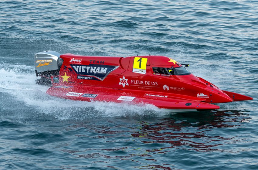  Day One of the Sharjah Grand Prix for the UIM F1H2O World Championship Begins